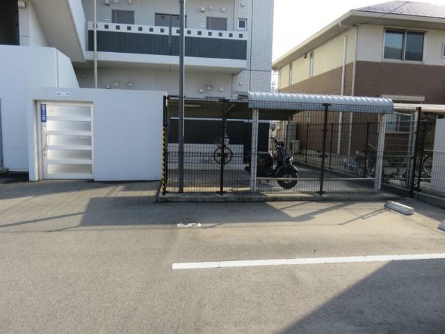 その他共有部分　屋根と施錠付出入口ドアのある広いスペースの自転車・バイク置場