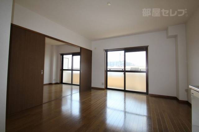 居室・リビング　南面大きな窓が２ヶ所あります