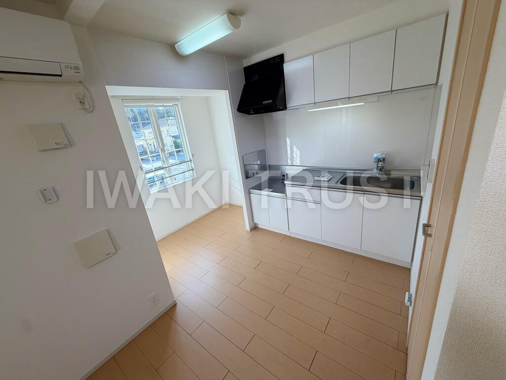 キッチン　※同型タイプ参考写真