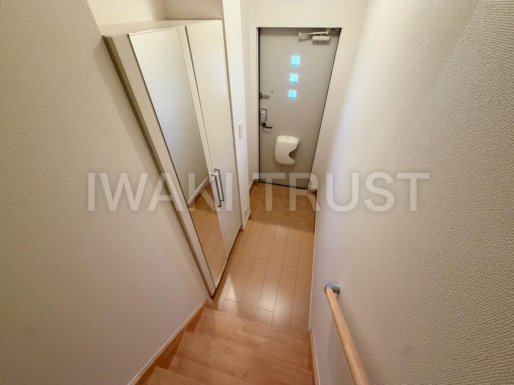 玄関　※同型タイプ参考写真