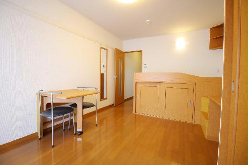 その他設備　ベッド、テーブル、椅子などの家具を完備♪