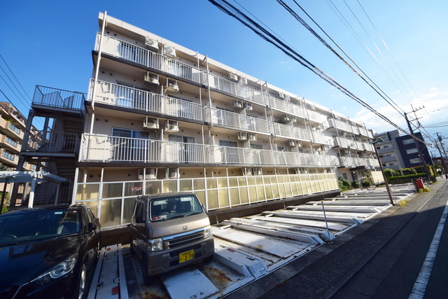 建物外観　～青い空、白い雲～