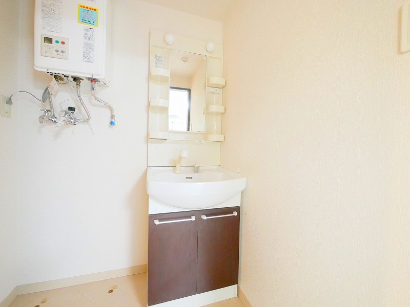 洗面設備　忙しい朝にうれしいシャンプードレッサー付きです♪