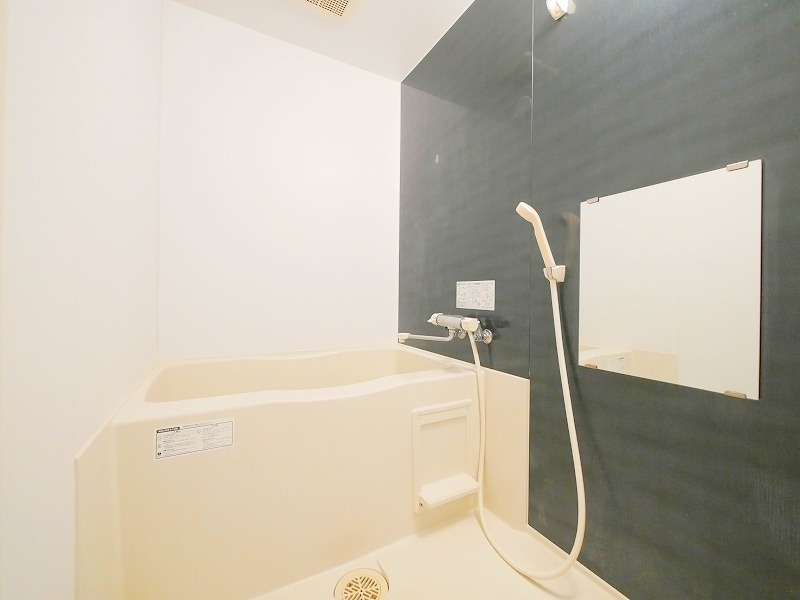 バス・シャワールーム　アクセントパネルがおしゃれなバスルーム♪