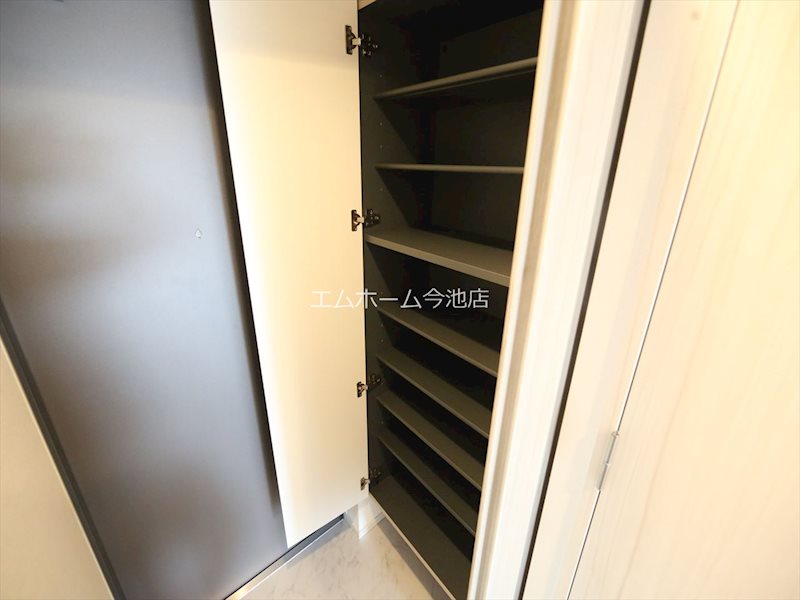 玄関　玄関　シューズボックス付