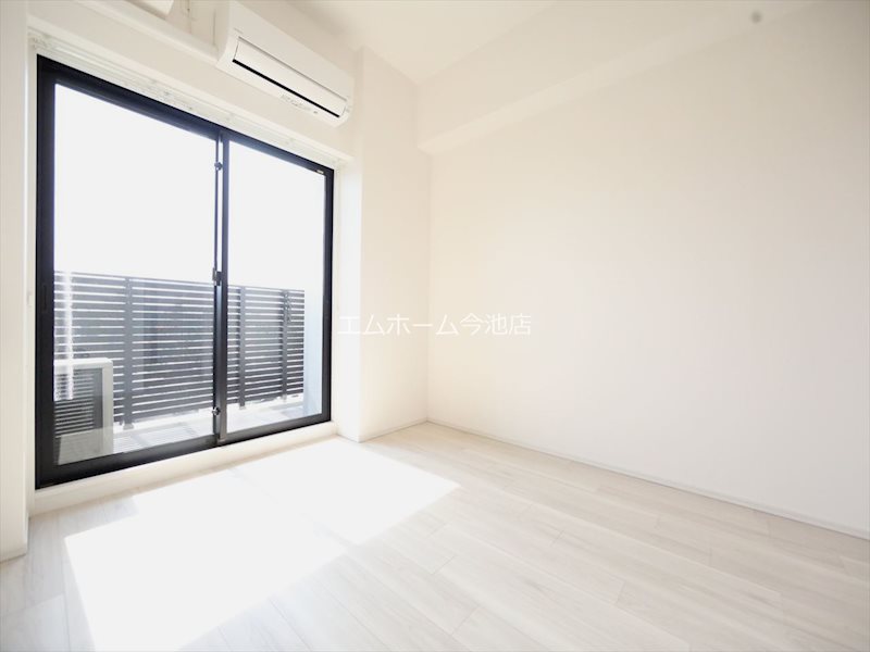 バルコニー　洋室6.4帖　エアコン付　収納充実　バルコニー