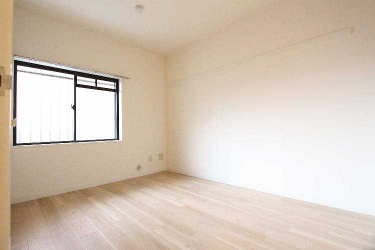 その他　５．８帖の洋室です♪