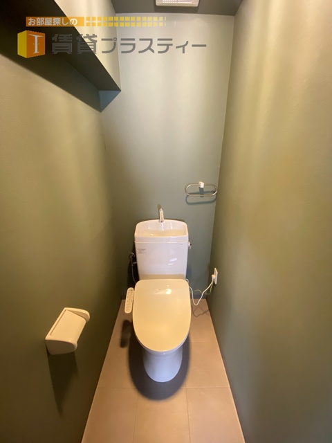 トイレ　温水洗浄便座付き。