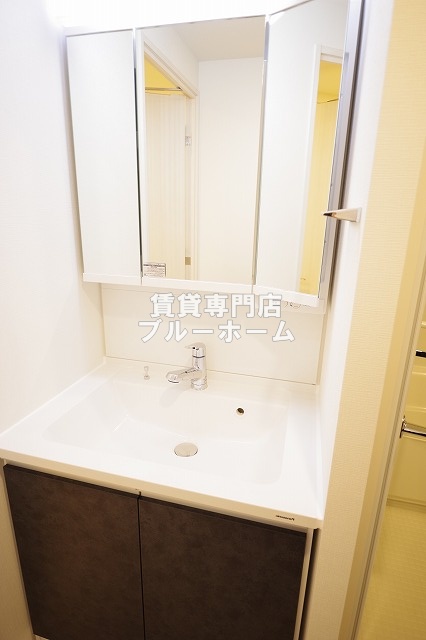 洗面設備　収納付き三面鏡独立洗面台！