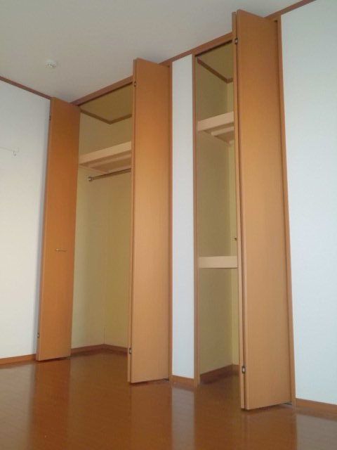 収納　天井までの高さと奥行きのある収納