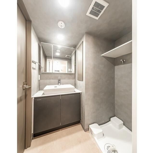 洗面設備　ゆったりとスペースのある洗面所