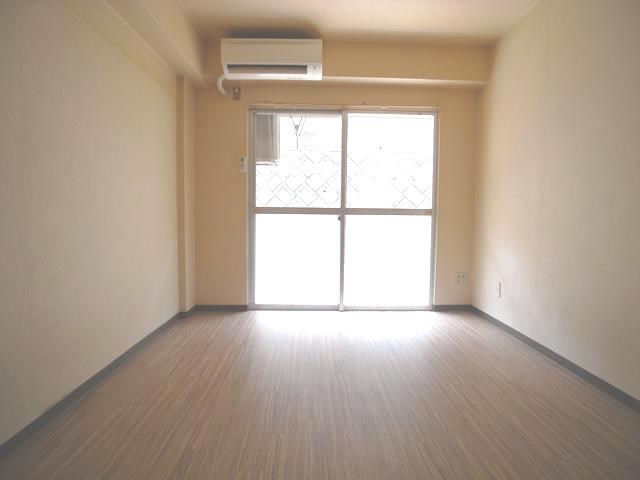 居室・リビング　別号室の写真です※現況優先