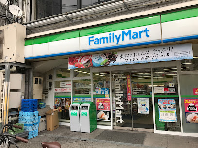 コンビニ　ファミリーマート西九条駅北店（コンビニ）まで555m
