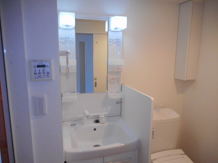 洗面設備　同マンション別部屋参考写真です