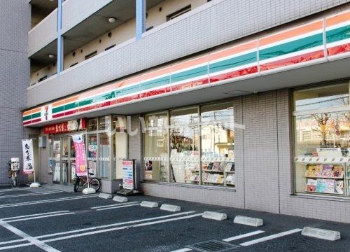 コンビニ　セブンイレブン（コンビニ）まで685m