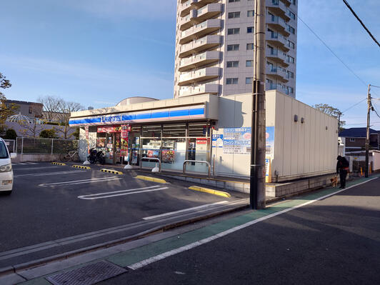 コンビニ　ローソン片瀬海岸一丁目店（コンビニ）まで430m