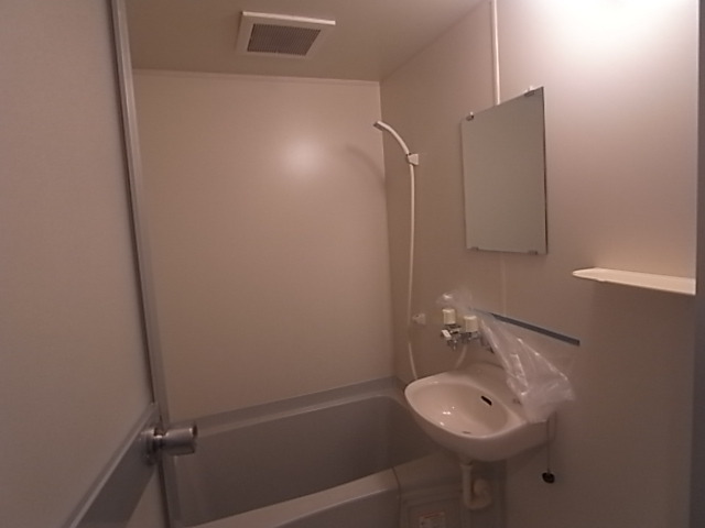 バス・シャワールーム　お風呂・トイレ別々のセパレートです