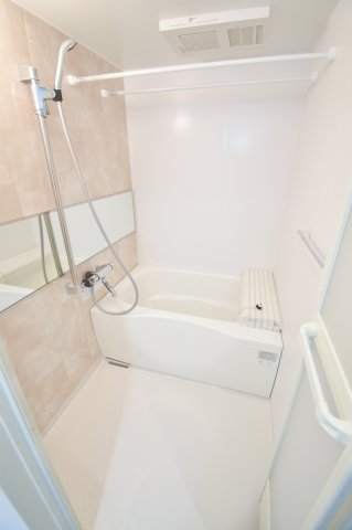 バス・シャワールーム　浴室乾燥付きなので梅雨時や洗濯物が多くても安心です。