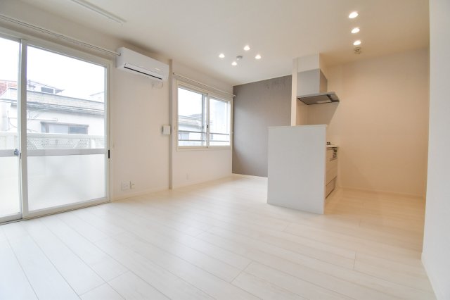 居室・リビング　エアコン付きのお部屋です