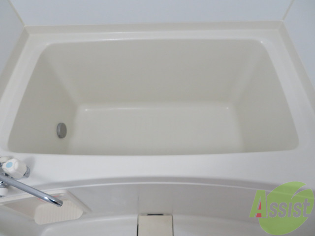 バス・シャワールーム　お風呂です。肩までゆっくりと浸かることができます。