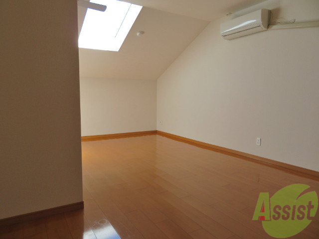 その他部屋・スペース　こちらは２階の洋室を撮影しました。寝室にしましょう。