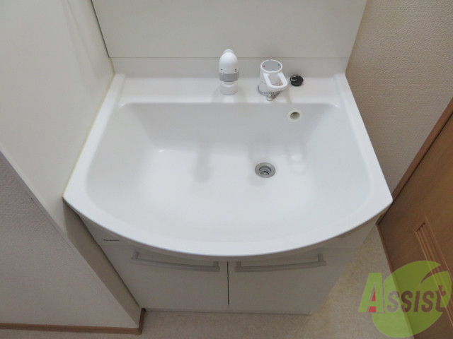 洗面設備　忙しい朝の味方、独立洗面台があるのは嬉しいですね。