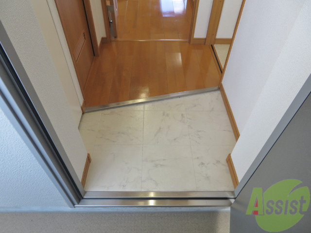 玄関　玄関です。少し狭いですが、傘立ても置けますね。