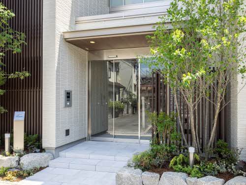 建物外観　玄関は自動ドアでございます。