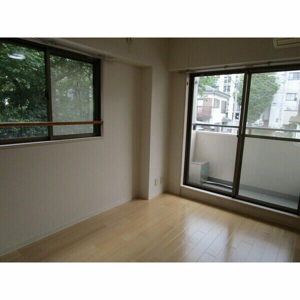 その他部屋・スペース　落ち着いた色調の寝室です