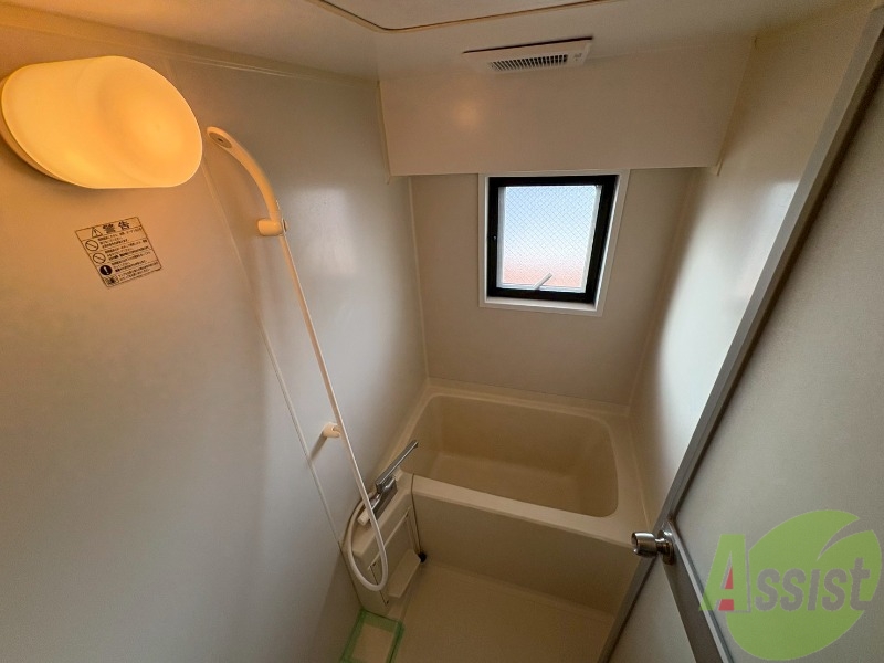 バス・シャワールーム　こちらはバスルームになります。ゆったりとくつろげますね。