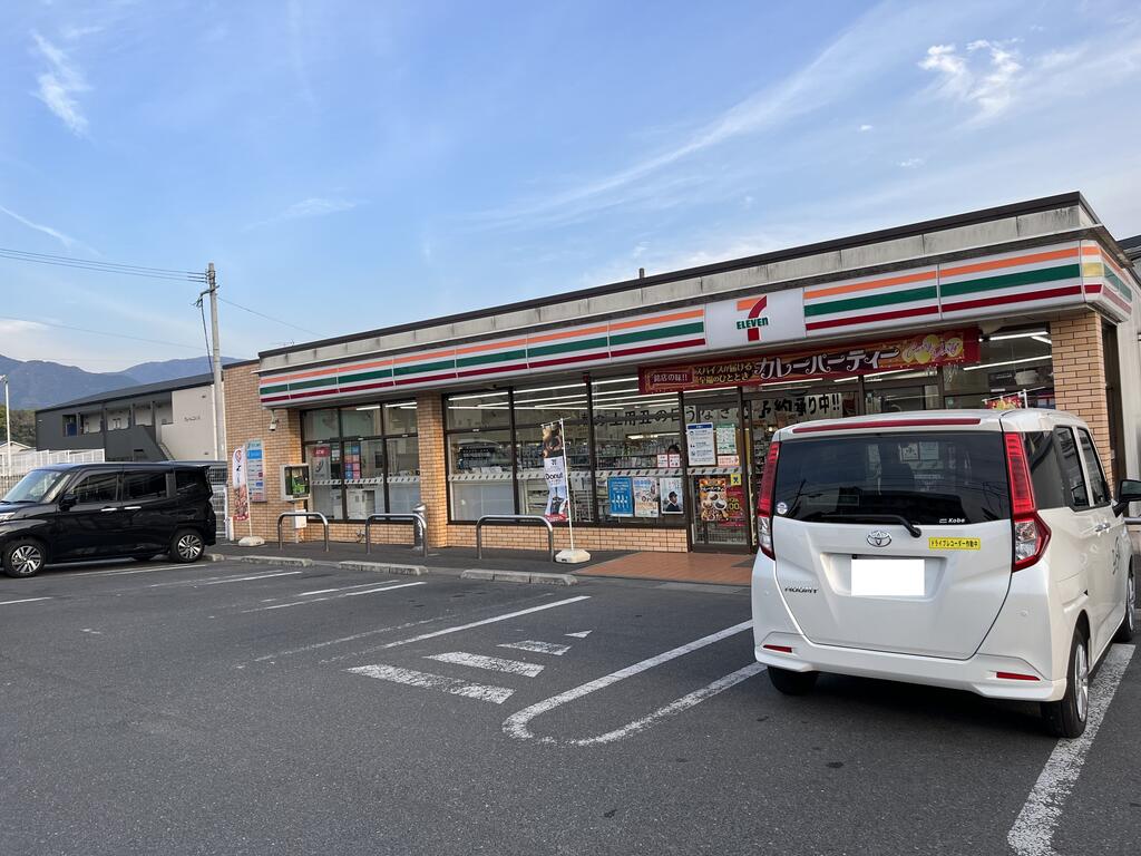 コンビニ　セブンイレブン直方植木店（コンビニ）まで962m