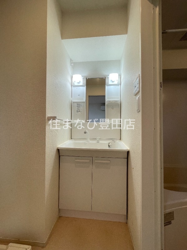 洗面設備　反転同型タイプ