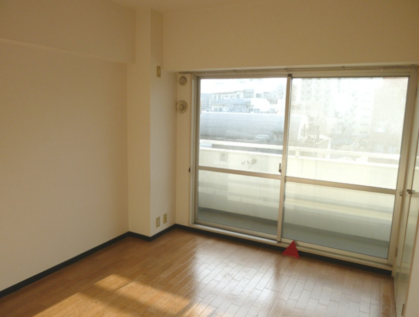 バルコニー　暖かな日差しのふりそそぐバルコニー