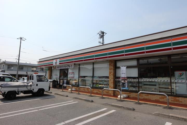 コンビニ　セブンイレブン（コンビニ）まで220m