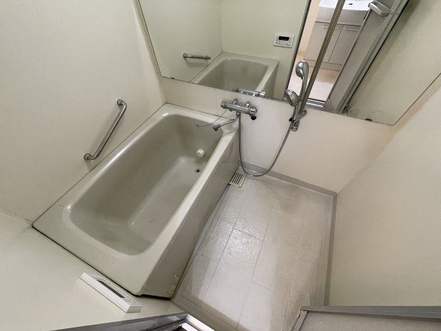 バス・シャワールーム　落ち着いた空間のお風呂です