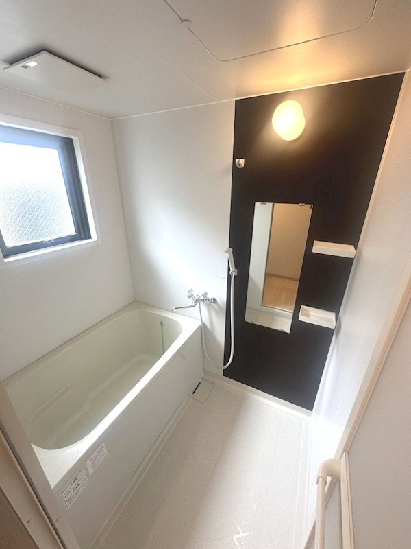 バス・シャワールーム　窓のある明るい浴室