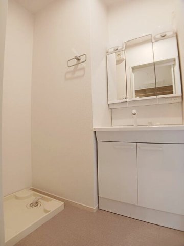 洗面設備　ゆったりとスペースのある洗面所