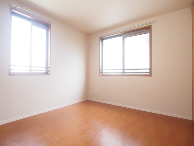 その他部屋・スペース　落ち着いた色調の寝室です