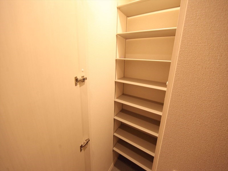 玄関　玄関　シューズクローク付（収納充実してます）