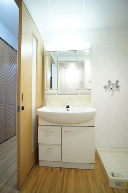 洗面設備　朝の支度に便利な独立洗面台