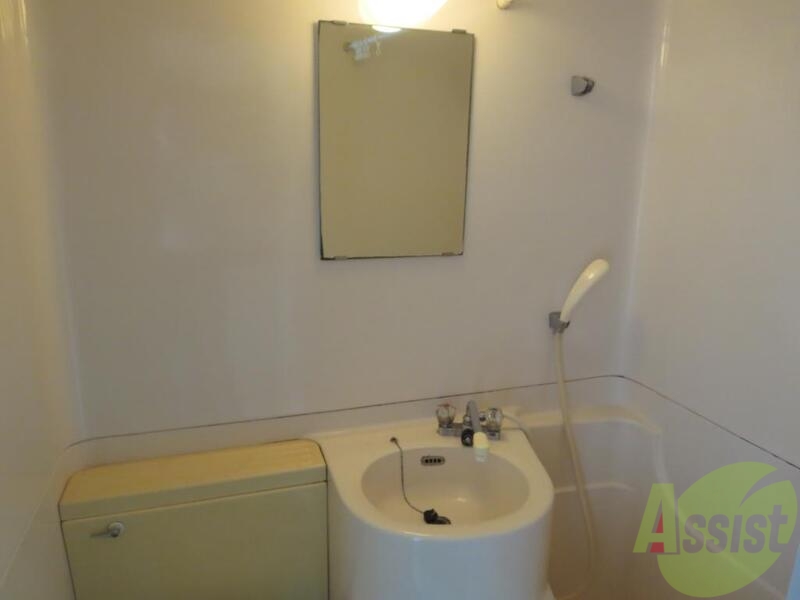 洗面設備　鏡付きの洗面台です