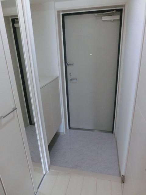 玄関　姿見鏡とシューズボックスも完備