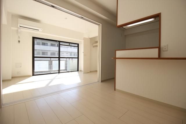 居室・リビング　仕切りを収納する時の様子