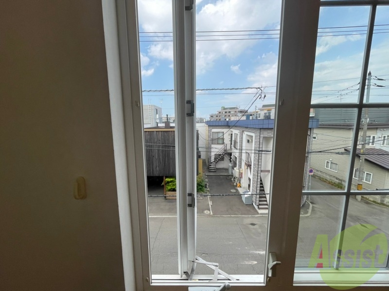 バルコニー　大きな窓がありますので風通しが良さそう。