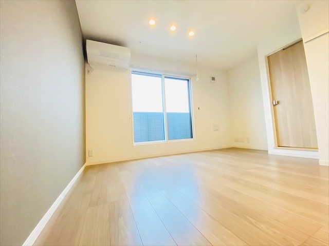 居室・リビング　同一建物内２０３号室内装写真転載