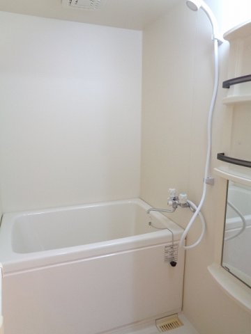 バス・シャワールーム　コンパクトで使いやすいお風呂です