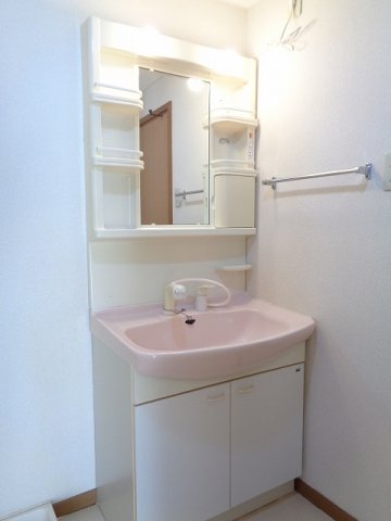 洗面設備　ゆったりとスペースのある洗面所