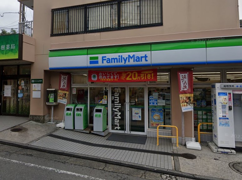 コンビニ　ファミリーマート（コンビニ）まで572m