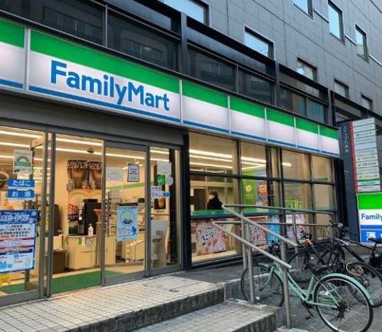 コンビニ　ファミリーマート六本木六丁目店（コンビニ）まで637m