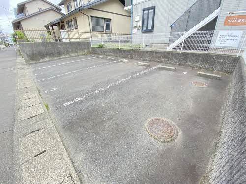 建物外観　駐車場